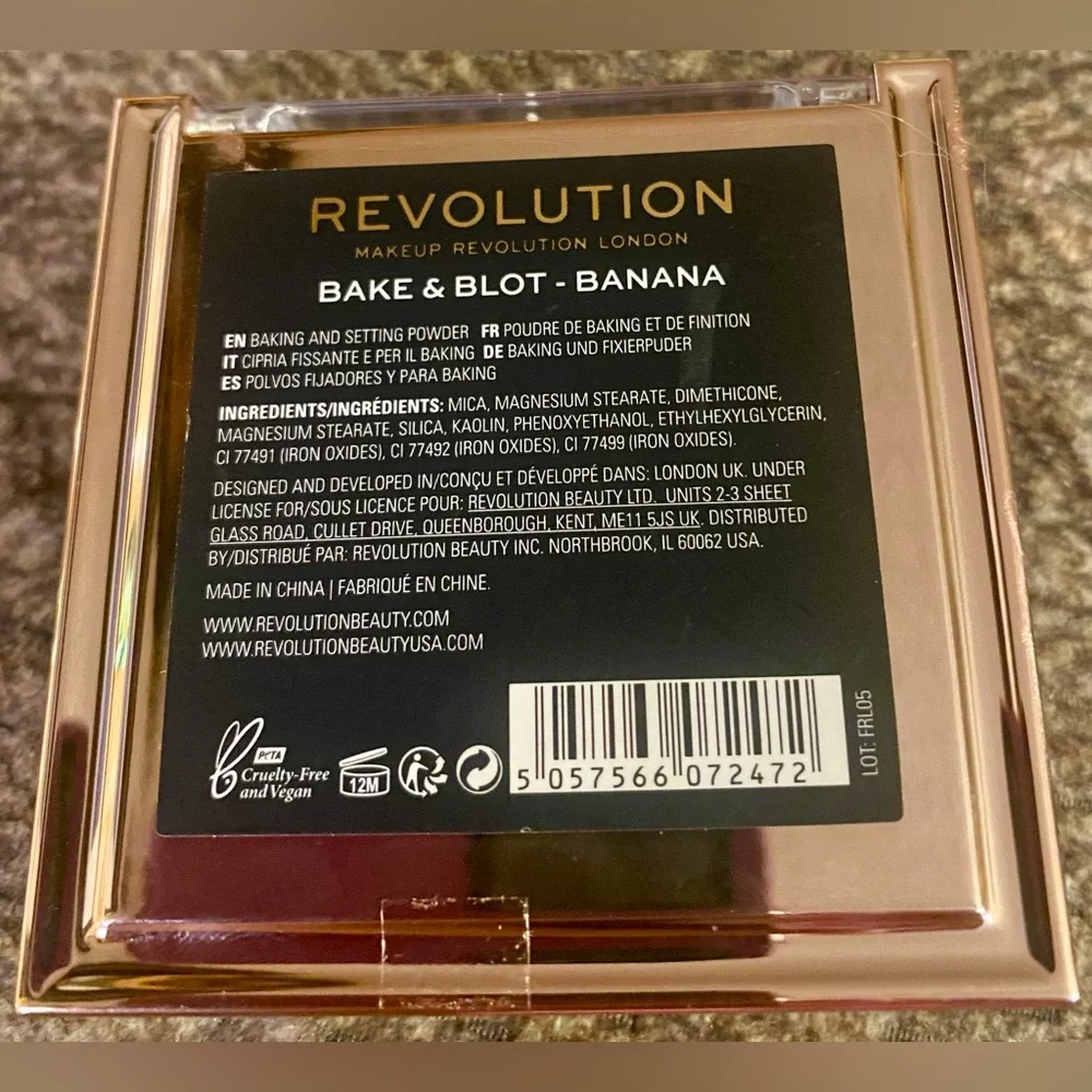 Makeup NWT Revolution Bake & Blot Pressed Powder - BANANA